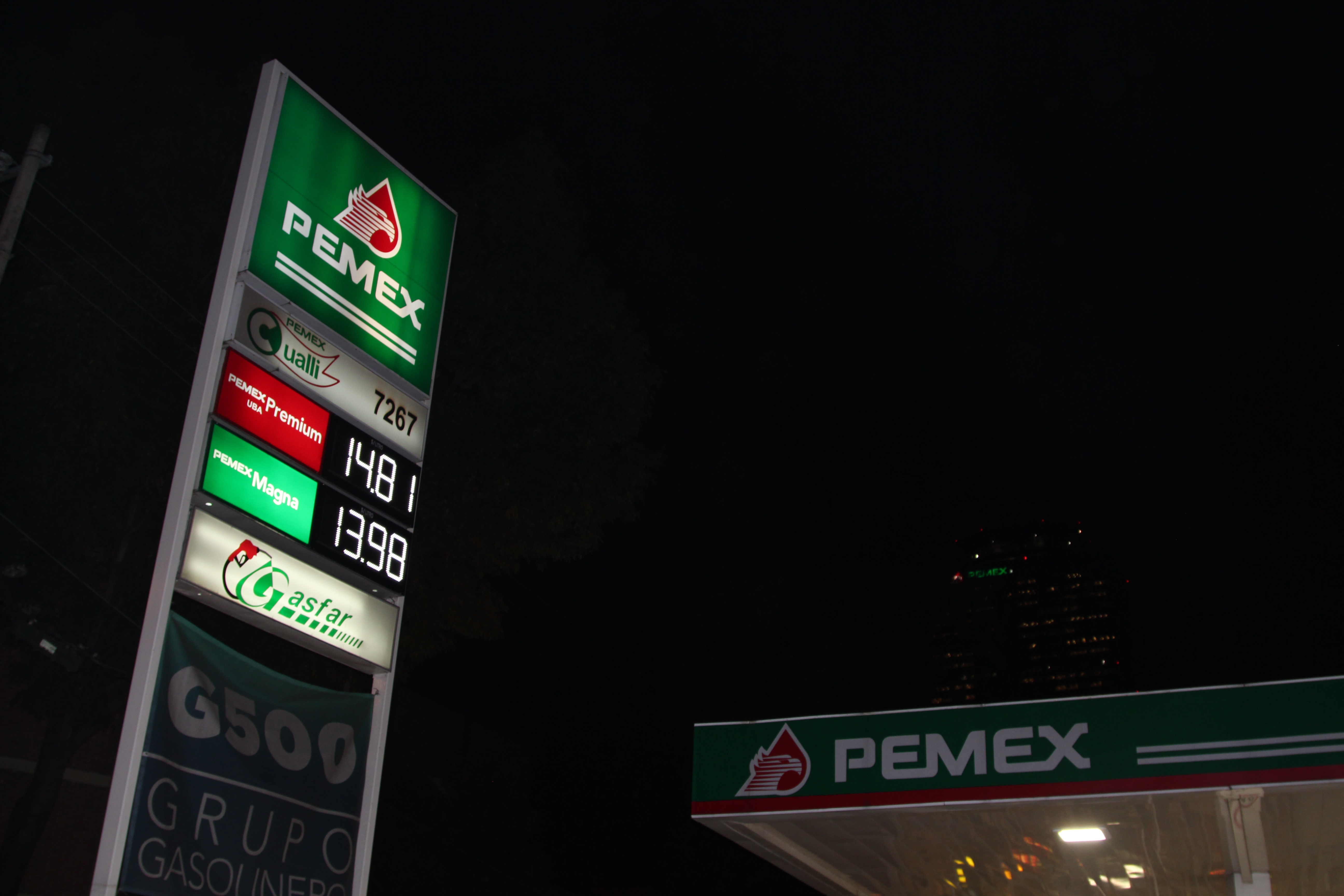 A Pemex gas station in front of Pemex headquarters, Mexico City. The state-owned agency is dealing with several challenges as it participates in Mexico’s deregulated energy markets. (photo: Lorne Matalon)