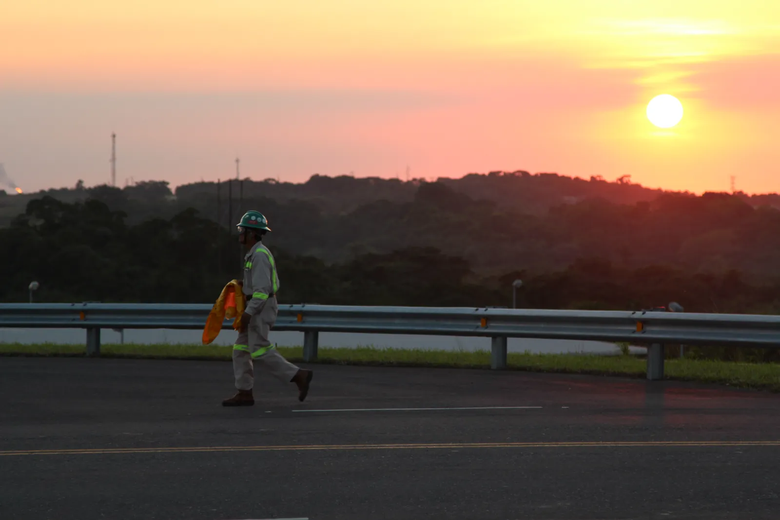 A petrochemical plant worker in Veracruz finishes his shift. Veracruz is home to Mexico’s largest petrochemical processing plant operated by Brazil’s Braskem, a major player in Mexico’s energy reform. (photo: Lorne Matalon) A petrochemical plant worker in Veracruz finishes his shift. Veracruz is home to Mexico’s largest petrochemical processing plant operated by Brazil’s Braskem, a major player in Mexico’s energy reform. (photo: Lorne Matalon)