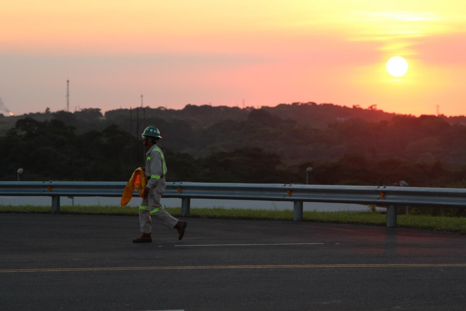 A petrochemical plant worker in Veracruz finishes his shift. Veracruz is home to Mexico’s largest petrochemical processing plant operated by Brazil’s Braskem, a major player in Mexico’s energy reform. (photo: Lorne Matalon) A petrochemical plant worker in Veracruz finishes his shift. Veracruz is home to Mexico’s largest petrochemical processing plant operated by Brazil’s Braskem, a major player in Mexico’s energy reform. (photo: Lorne Matalon)