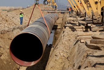 workers install a new pipeline