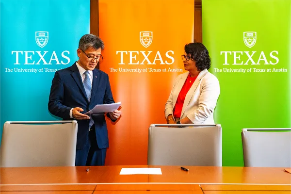 KOSPO and UT officials prepare to sign the membership agreement document